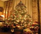 Χριστουγεννιάτικο δέντρο στολισμένο με τα αστέρια, χρωματιστές μπάλες και ράβδοι καραμέλα